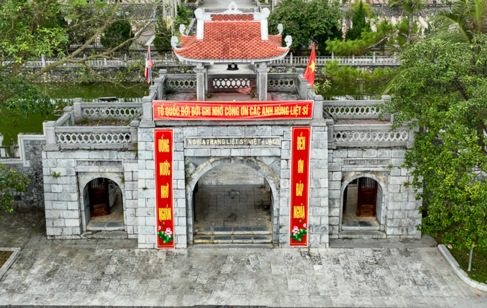 Cổng Nghĩa trang Liệt sĩ Quốc tế Việt – Lào